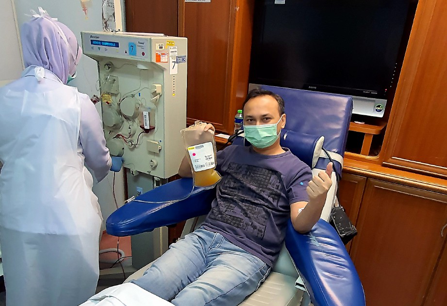 REZA Huzairi menjalani proses menderma plasma darahnya untuk tujuan menguji serum bagi rawatan Covid-19 di negara ini. FOTO Bernama.