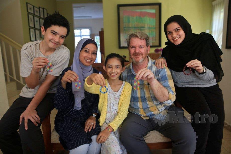 LARA (tengah) bersama ibu bapanya, Anuar McAfee (dua kiri) dan Mutiara (dua kanan), Kyra Aishah (kanan) dan Aidan Yusuf. FOTO Ghazali Kori 