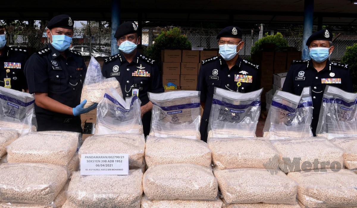 Razarudin (tengah) menunjukkan bungkusan pil Captagon yang dirampas dari sebuah kapal yang berlabuh di Pelabuhan Barat pada sidang media di Balai Polis Pelabuhan Klang. FOTO Bernama