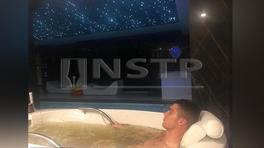 Ronaldo berendam dalam tab mandi di rumahnya sambil memandang siling berbintang-bintang. FOTO Instagram CR7 