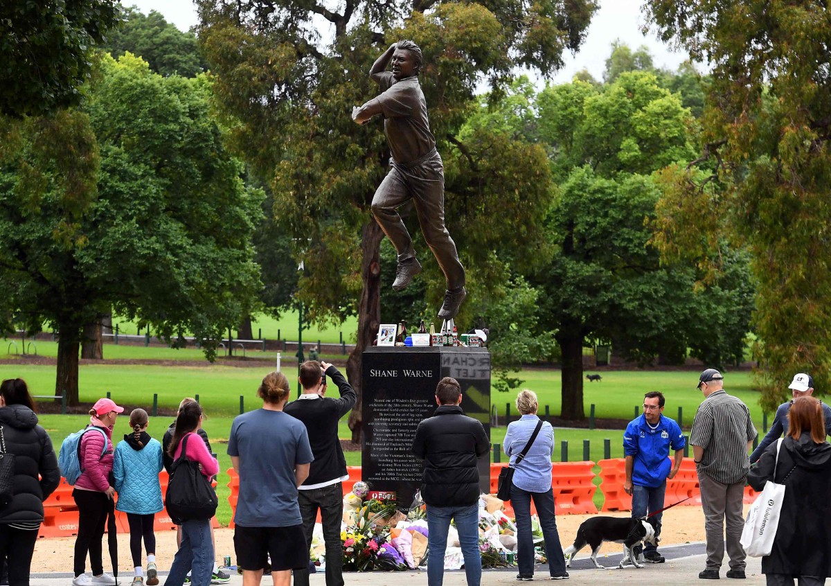 Orang ramai memberi penghormatan kepada Shane Warne di luar stadium MCG di Melbourne. FOTO AFP