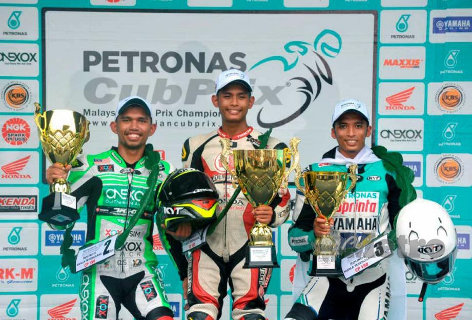 AZROY (tengah) muncul juara kelas CP150 Pusingan Kelima Kejuaraan Cub Prix Malaysia di Litar Permotoran Kompleks Sukan Negeri, Gong Badak.