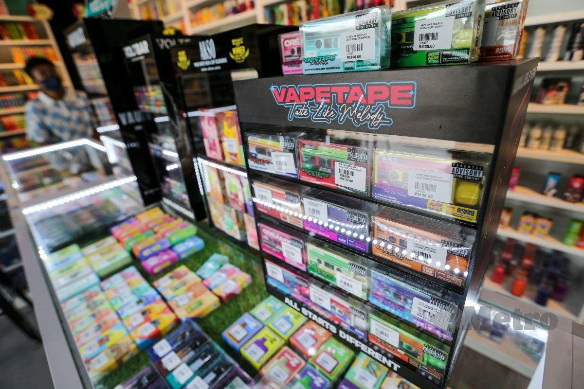 TINJAUAN kedai vape susulan kerajaan mengenakan cukai ke atas penjualan cecair vape untuk rokok elektronik (e-rokok) pada kadar 40 sen setiap mililiter (ml). FOTO Aswadi Alias.. 