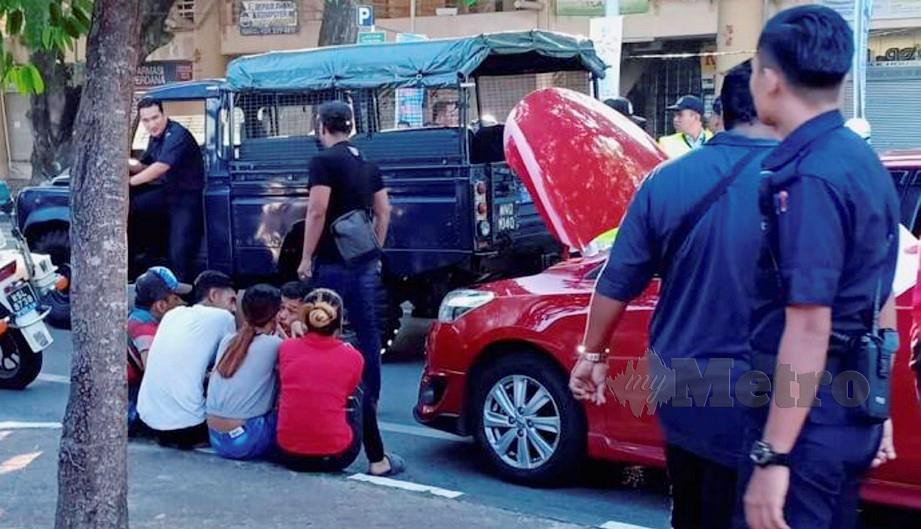Lima suspek termasuk dua wanita yang berada dalam kereta Toyota Vios milik seorang guru yang dilarikan dari Kampung Air Dingin, Tumpat berjaya ditangkap pihak berkuasa di Jalan Mahmood, Kota Bharu. Foto Ihsan pembaca.