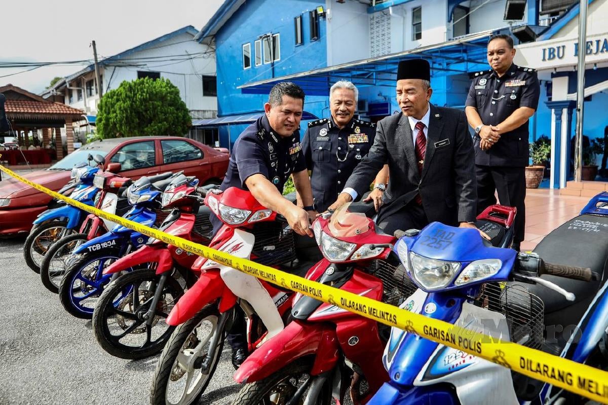Mazli Mazlan (kiri) bersama Timbalan Pengarah Pendidikan Sektor Pembelajaran Jabatan Negeri Terengganu, Kasman Embong (dua kanan) melihat motosikal dan kereta yang akan dilucutkan. FOTO GHAZALI KORI