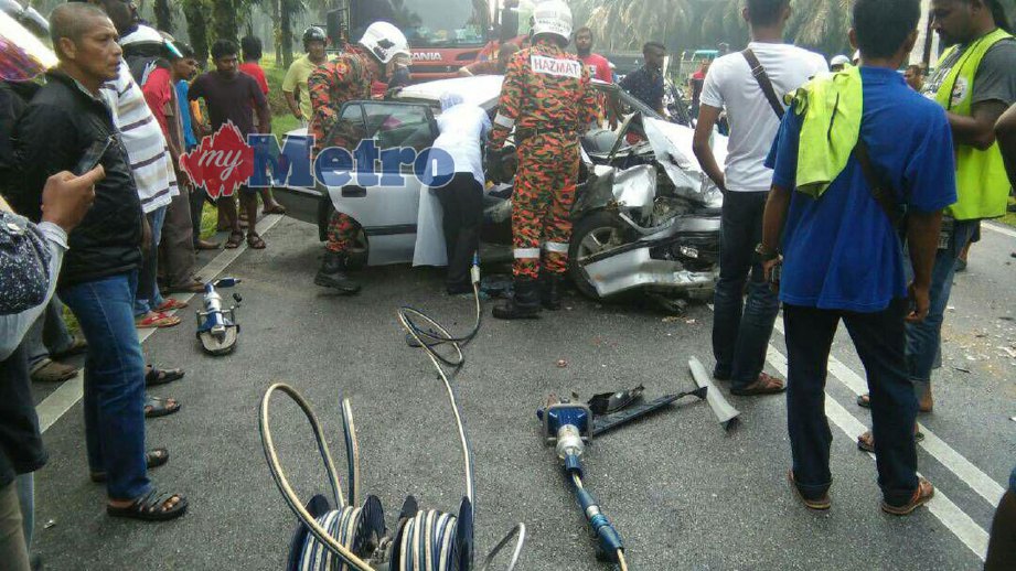 Anggota bomba berusaha mengeluarkan mangsa yang tersepit di dalam Honda Civic selepas terbabit kemalangan dengan Naza Sutera di Jalan Kulim-Nahang berhampiran simpang ke Batu Puteh. FOTO ihsan Mohd Firdaus