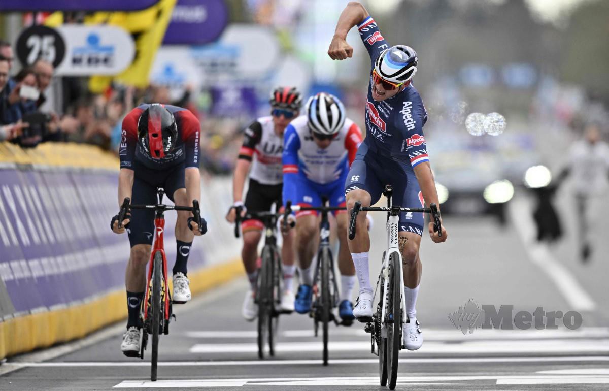 VAN der Poel (kanan) meraikan kejayaan sebaik melintasi garisan penamat di Tour Flanders.