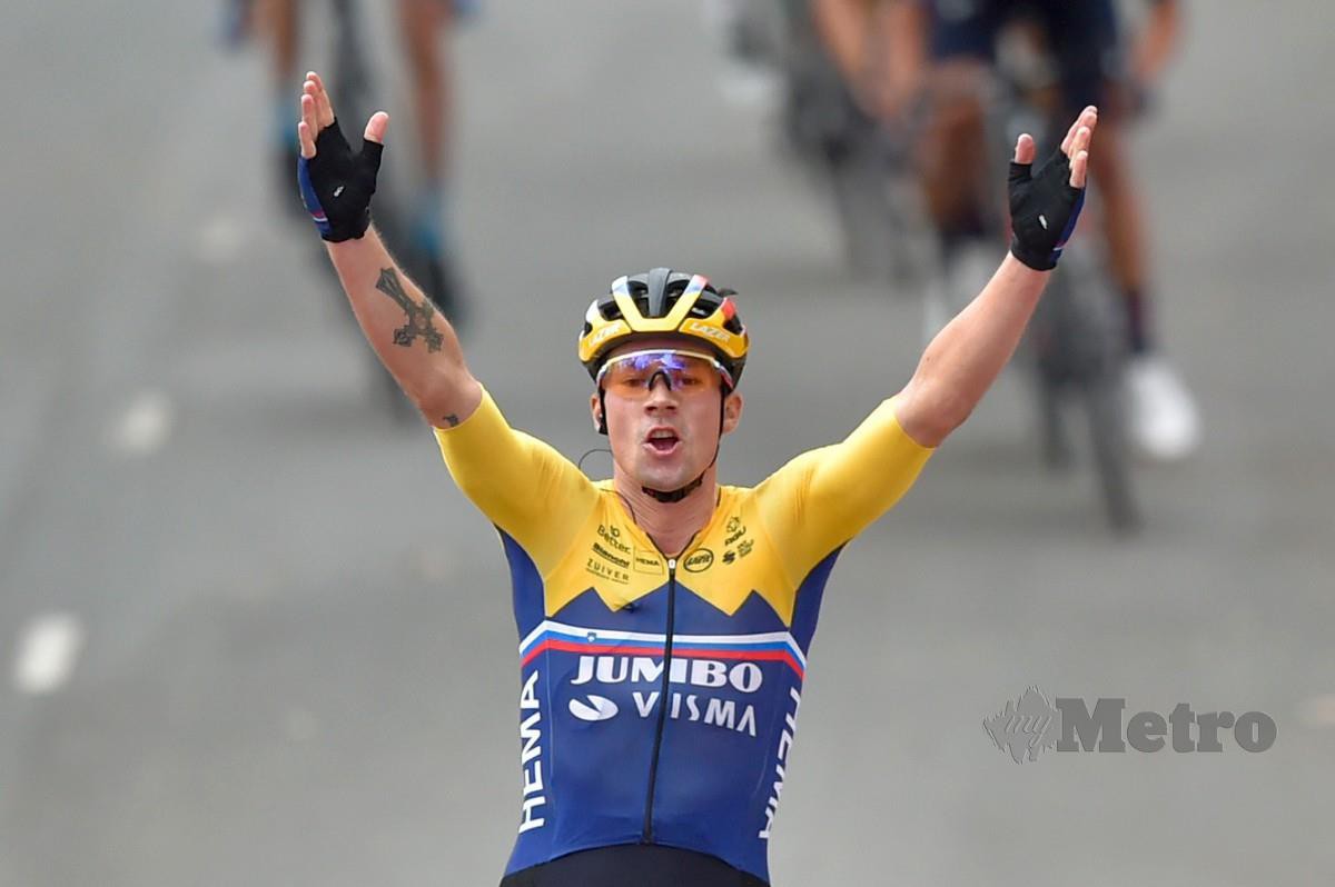 Pelumba pasukan Jumbo, Primoz Roglic meraikan kemenangan selepas melintasi garisan peringkat satu Vuelta a Espana membabitkan jarak 173km. FOTO AFP