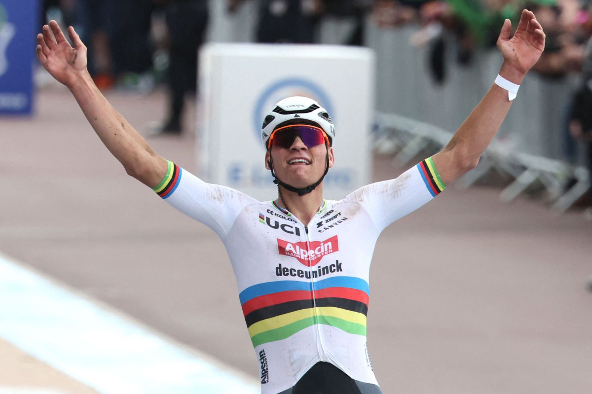 Der Poel meraikan kejayaannya muncul juara buat kali kedua Paris-Roubaix. -FOTO AFP 