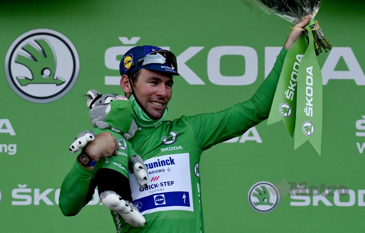 JAGUH pecut mewakili pasukan Deceuninck Quickstep, Mark Cavendish memenangi peringkat ke-10 Tour de France, hari ini, yang juga kemenangan ketiga di kejohanan kali ini. FOTO AFP 