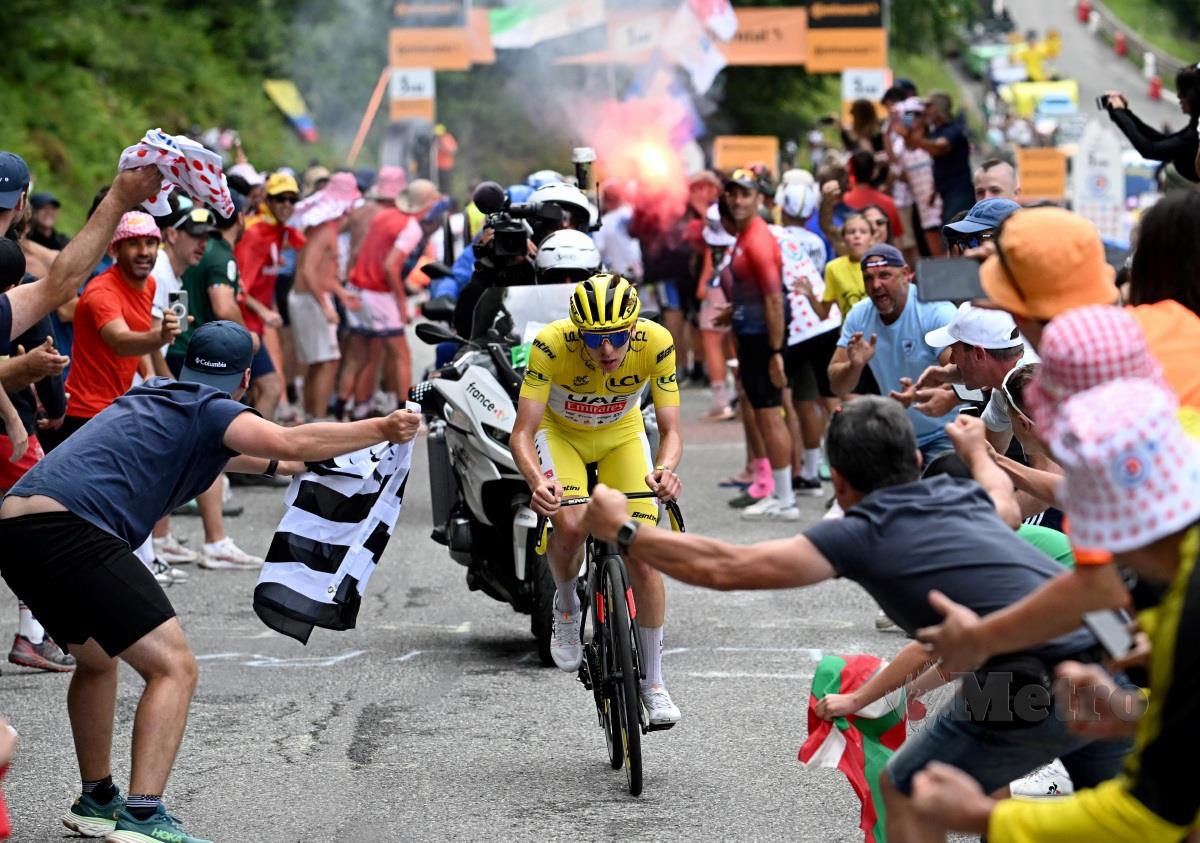 Tadej Pogacar melakukan kayuhan dalam Le Tour de France ketika bersaing dalam peringkat 14 di Pyrenees.