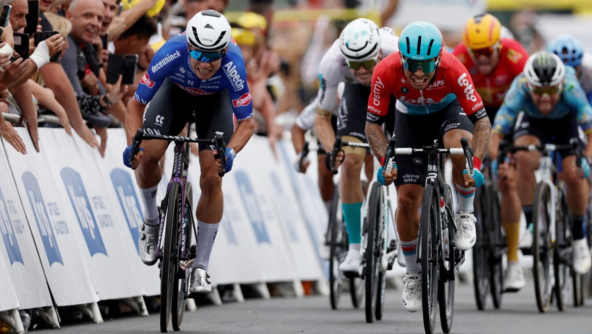 PHILIPSEN (kiri) memecut untuk memenangi perlumbaan peringkat keempat Tour de France di Nogaro. FOTO REUTERS 