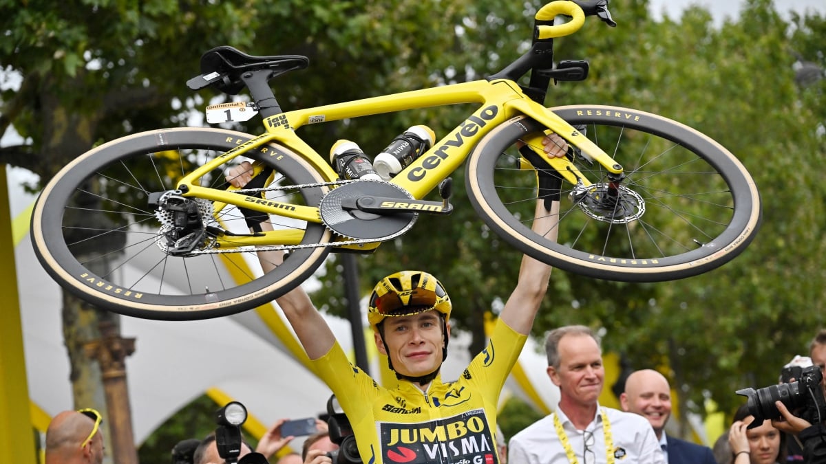VINGEGAARD mengangkat basikalnya selepas muncul juara Tour de France buat kali kedua berturut-turut. FOTO REUTERS 