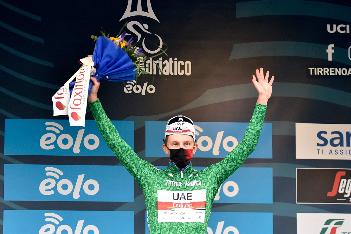 POGACAR meraikan kejayaan dengan memakai jersi hijau. FOTO AFP