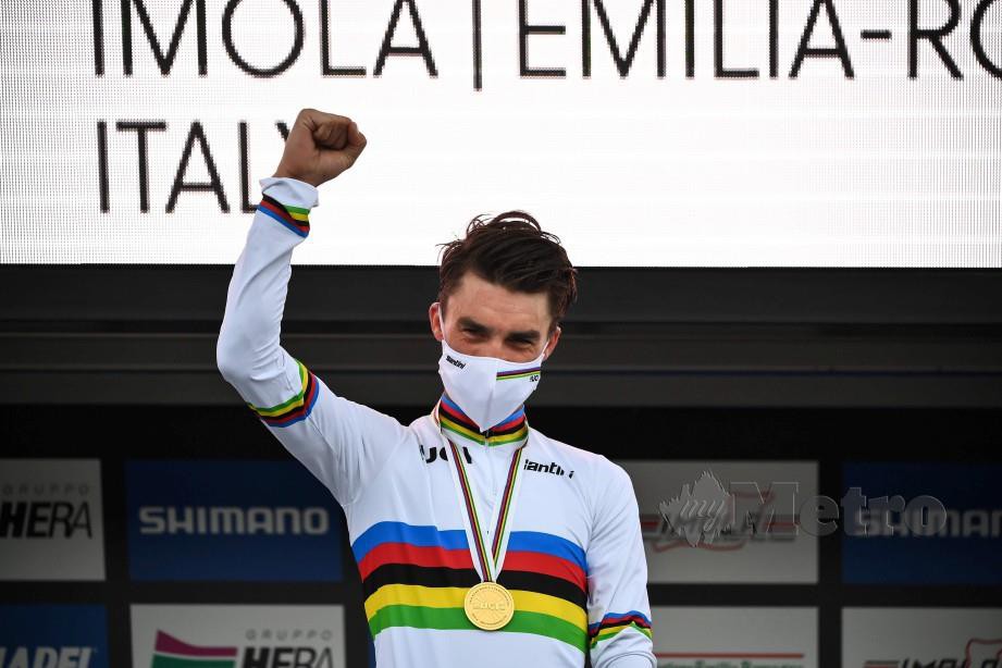 Julian Alaphilippe meraikan kejayaan podium selepas memenangi perlumbaan Jalan Raya Elite Lelaki membabitkan 258.2 km di Imola, Itali. FOTO AFP