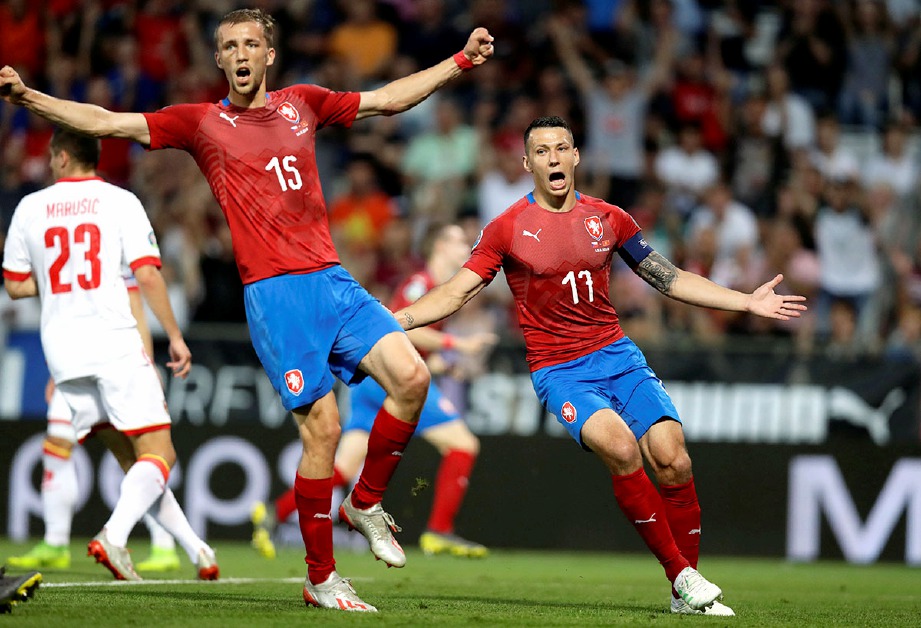 TOMAS Soucek and Marek Suchy raikan gol pertama Republik Czech jaringan Jakub Jankto. FOTO Reuters
