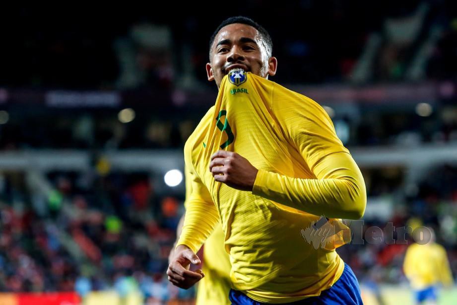 GELAGAT Jesus selepas menjaringkan gol ketiga Brazil di Prague. - FOTO Agensi  