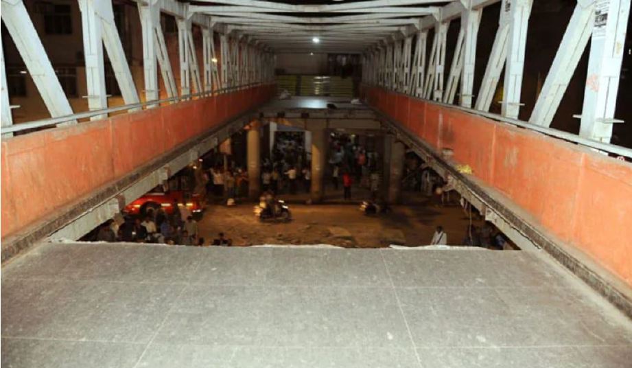 SEBAHAGIAN jejantas berhampiran stesen keretapi Chhatrapati Shivaji Maharaj Terminus di Mumbai runtuh. -Foto Agensi