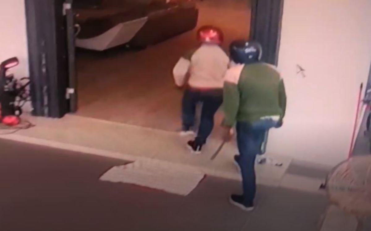 TANGKAP layar daripada rakaman CCTV tular menunjukkan dua lelaki bersenjatakan parang memasuki rumah mangsa.