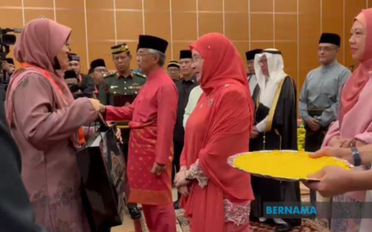 YANG di-Pertuan Agong dan Raja Permaisuri Agong berkenan menyantuni bakal jemaah haji Malaysia. FOTO Bernama 