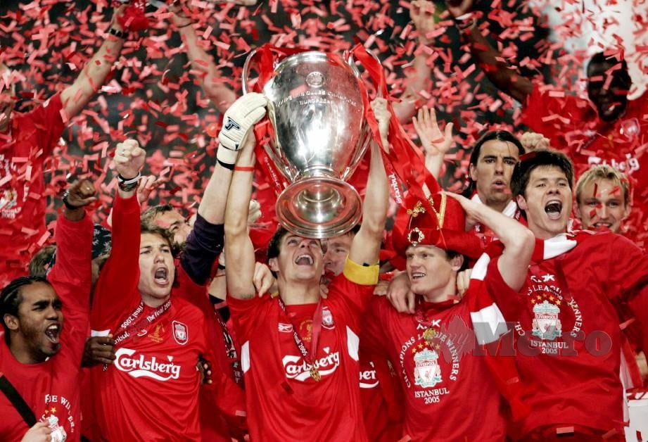 Barisan pemain Liverpool meraikan kejayaan mengatasi AC Milan pada final Liga Juara-Juara 2005. FOTO File Reuters.
