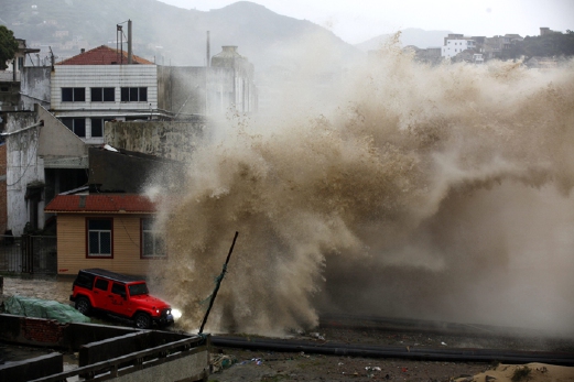 Ombak besar melanda pantai di Wenlin, wilayah Zhejiang, China, semalam, menjelang ketibaan taufan Chan-Hom pagi Sabtu. - Foto AP