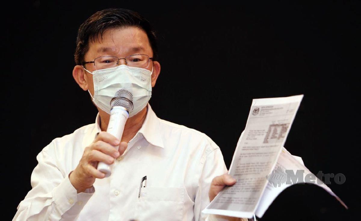 Chow Kon Yeow menjawab soalan wartawan ketika sidang media di Auditorium A, Tingkat 5, Komtar. FOTO MIKAIL ONG