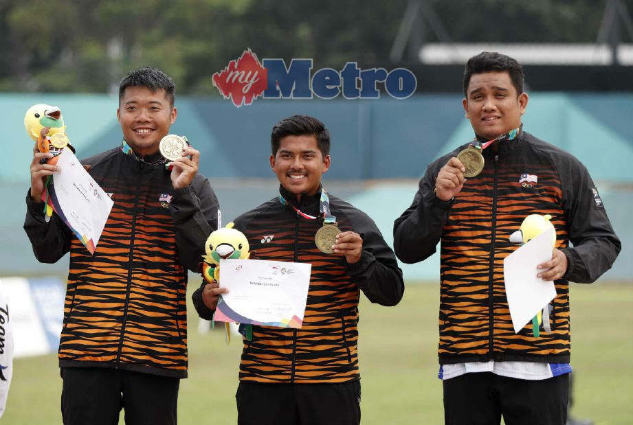 TRIO compound lelaki (dari kiri), Kin Lip, Alang Ariff dan Juwaidi menunjukkan pingat gangsa yang dimenangi. Foto REUTERS 