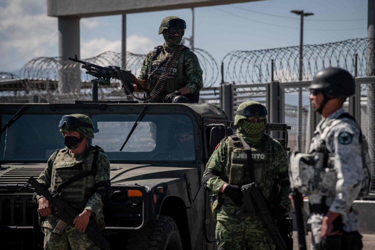 PIHAK berkuasa mengawal ketat pintu utama penjara El Altiplano. FOTO AFP