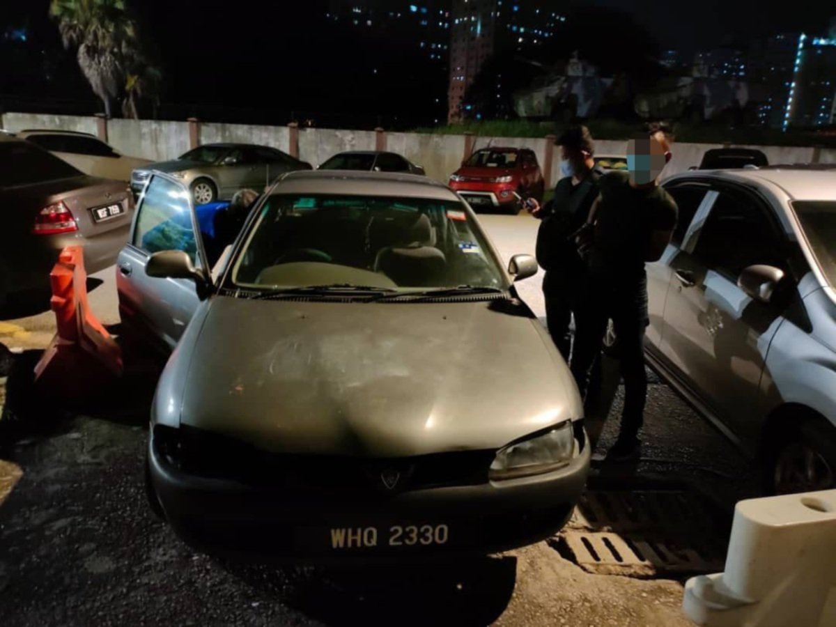 Polis menemui semula kereta yang dicuri susulan penahanan seorang lelaki di di Cyberjaya, Selangor. FOTO IHSAN PDRM