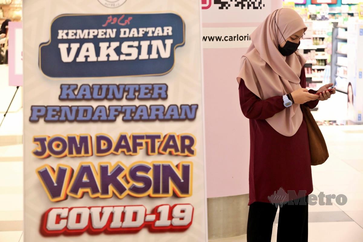Kelihatan papan tanda Jom Daftar Vaksin semasa ‘Program Kesedaran Vaksinasi Kepada Komuniti' Peringkat Negeri Terengganu 2021 di KTCC Mall. FOTO NSTP