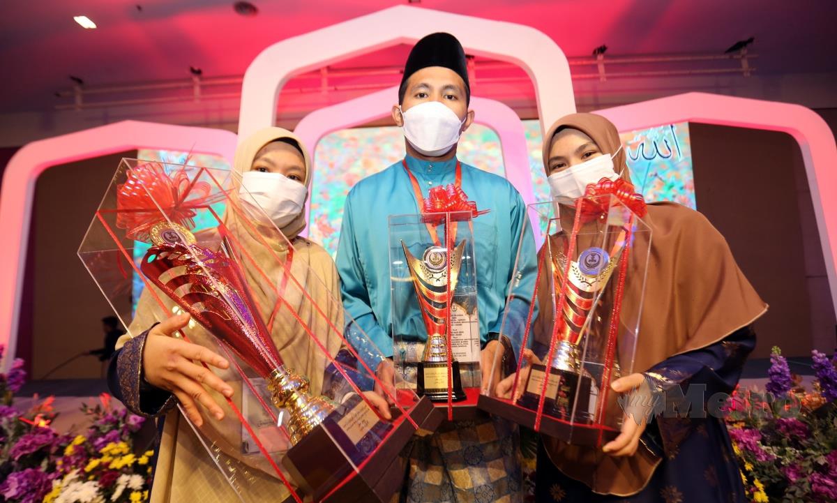 (DARI kiri) Adibah Husni, Muhammad Adib dan Aqilah Sulhi bersama hadiah dimenangi. FOTO L MANIMARAN