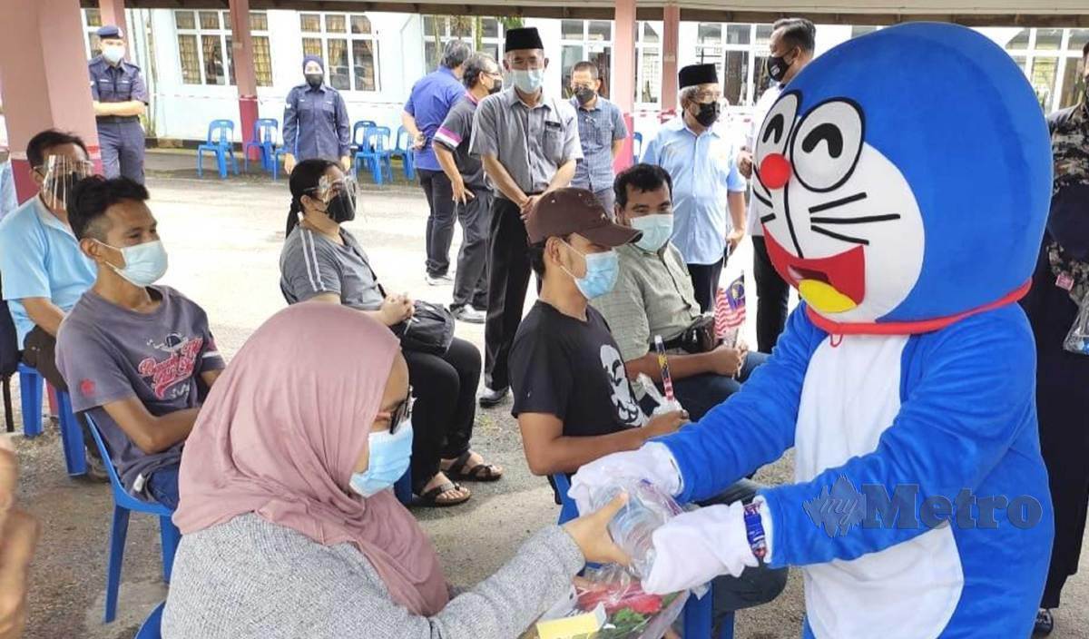 PUSAT Pemberian Vaksin Bergerak (PPVB) Sekolah Berasrama Penuh Integrasi (SBPI) Jempol dimeriahkan dengan kehadiran Doraemon. FOTO Abnor Hamizam Abd Manap