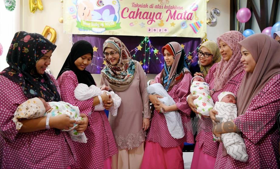 PENGARAH HTAR, Datin Dr Hasni Hanapi (tiga dari kiri) meraikan bayi dan ibu pada Majlis Sambutan Bayi Tahun Baharu 2020 di Kompleks Rawatan Ibu dan Bayi (KRIBA) HTAR, Klang, hari ini. FOTO Bernama