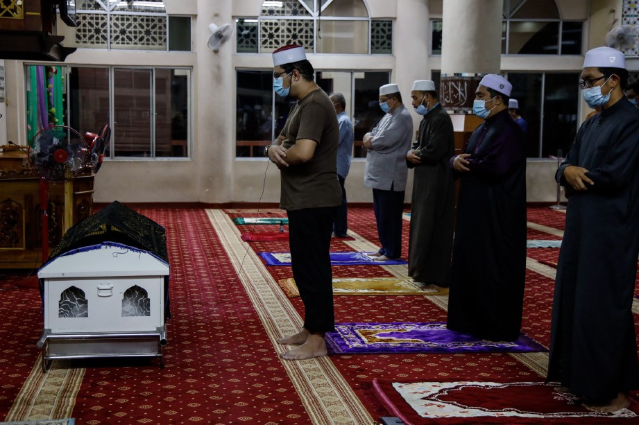 SYAHRISYAWAL mengimamkan solat jenazah ayahnya di Masjid Al-Muqarrabin Bandar Tasik Selatan. FOTO Bernama 