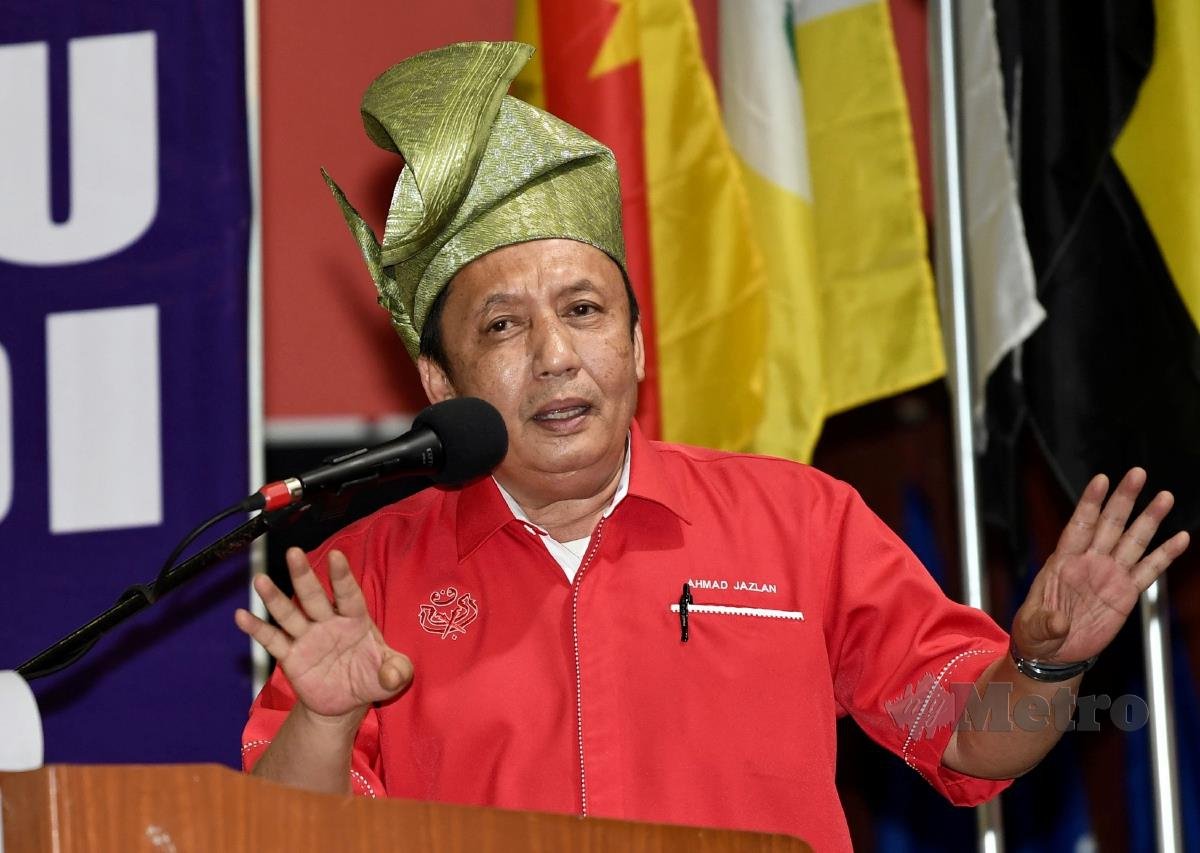 Ahmad Jazlan menyampaikan ucapan perasmian Majlis Pelancaran Jentera PRU 15 Veteran UMNO Negeri Kelantan dan Perasmian Keluargaku Pengundi BN di Dewan Kolej Kemahiran Tinggi MARA Lubok Jong Rantau Panjang hari ini.