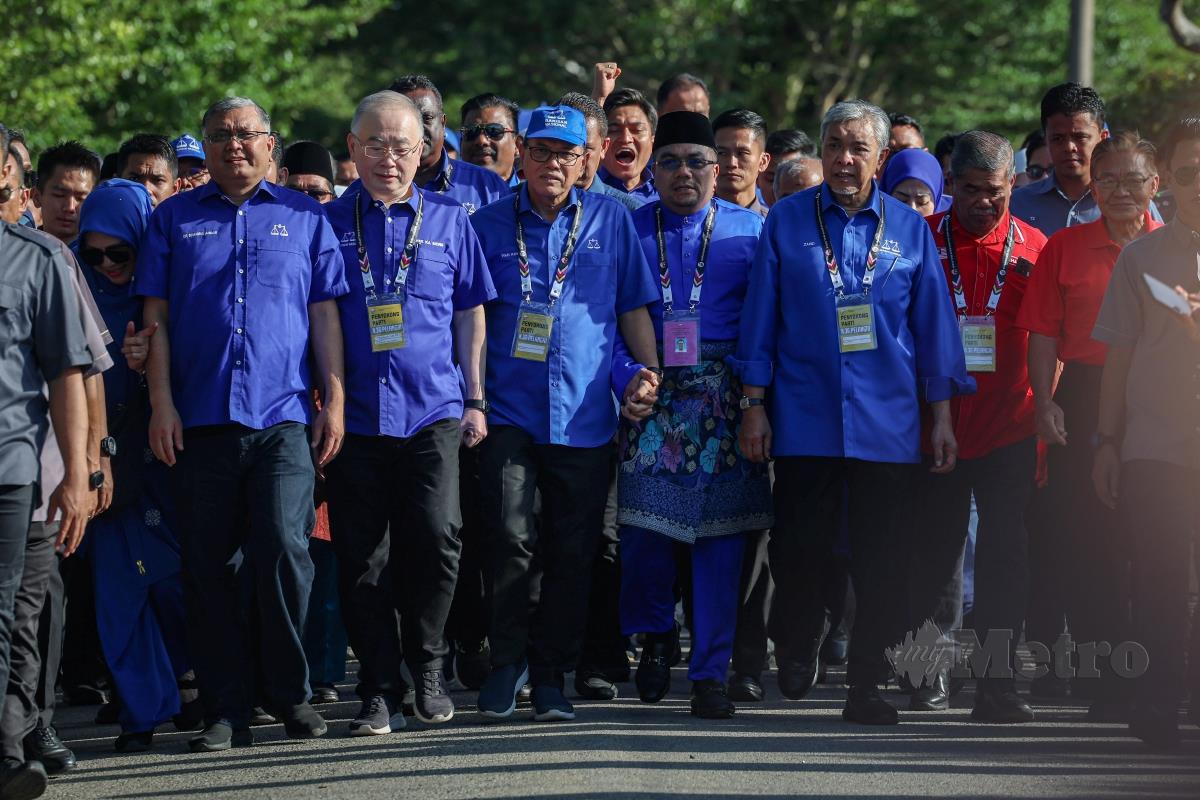 AMIZAR diiringi Pengerusi BN yang juga Timbalan Perdana Menteri Datuk Seri Dr Ahmad Zahid Hamidi bersama penyokong tiba di pusat penamaan calon bagi PRK DUN Pelangai di Dewan Orang Ramai Felda Kemasul, hari ini. FOTO Bernama