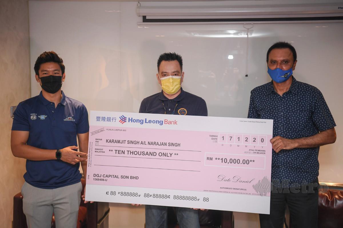 DANIEL (tengah) menyerahkan replika cek sumbangan bernilai RM10,000 kepada Karamjit Singh (kanan). FOTO Bernama