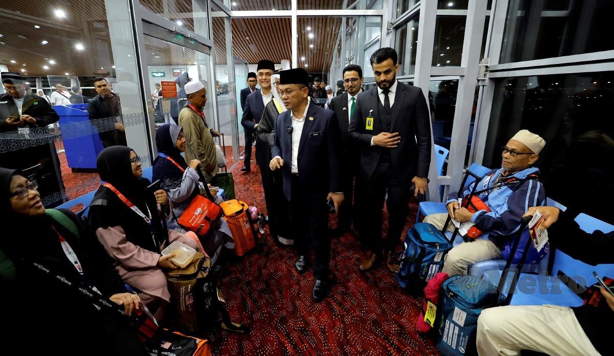 Menteri di Jabatan Perdana Menteri (Hal Ehwal Agama) Datuk Dr Mohd Na'im Mokhtar menyantuni bakal jemaah haji dari kumpulan ke-38 berlepas ke tanah suci dengan menaiki penerbangan Saudi Airlines SV 5013 pada 2.15 pagi tadi di Lapangan Terbang Antarabangsa Kuala Lumpur (KLIA).