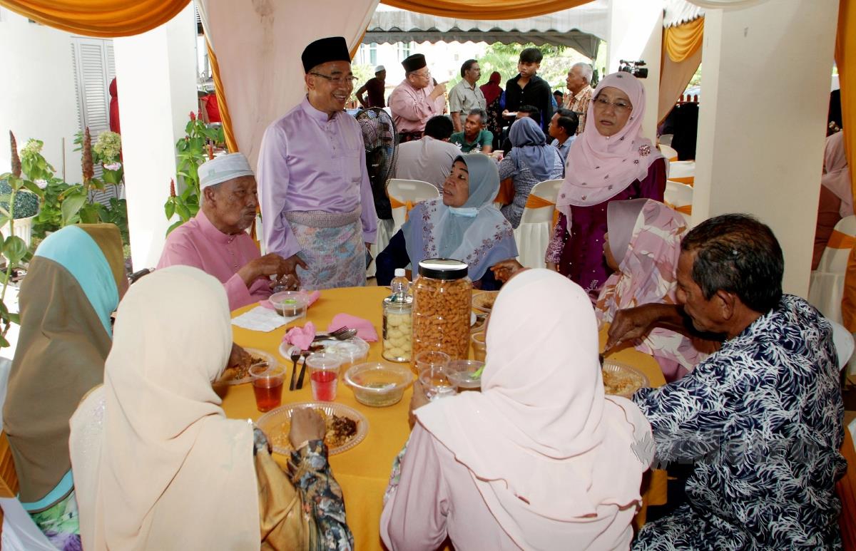 Noor Azmi Ghazali (kiri) dan isteri Datin Dr Siti Norizah Bachik (kanan) menyantuni tetamu yang hadir pada majlis Jamuan Hari Raya Aidilfitri di kediamannya hari ini. FOTO BERNAMA