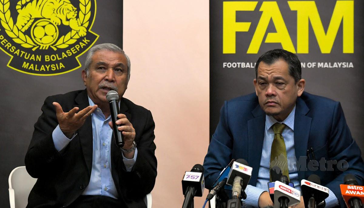 DELL Akbar (kiri) berkata percanggahan maklumat membabitkan pemilihan pemain untuk dibawa ke Piala AFF 2020 turut menyebabkan isu berkenaan tiada jalan penyelesaian. FOTO Bernama