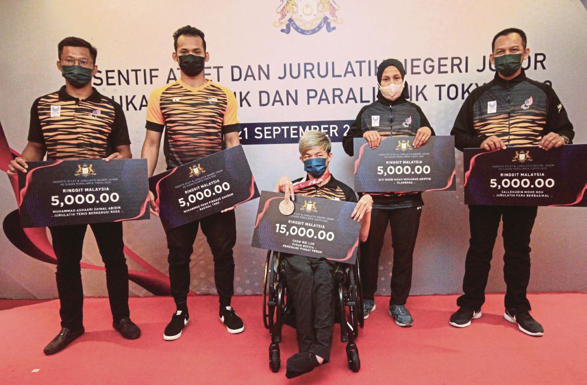WEI Lun (tengah) mengetuai senarai atlet yang menerima insentif kerajaan negeri Johor. FOTO Bernama