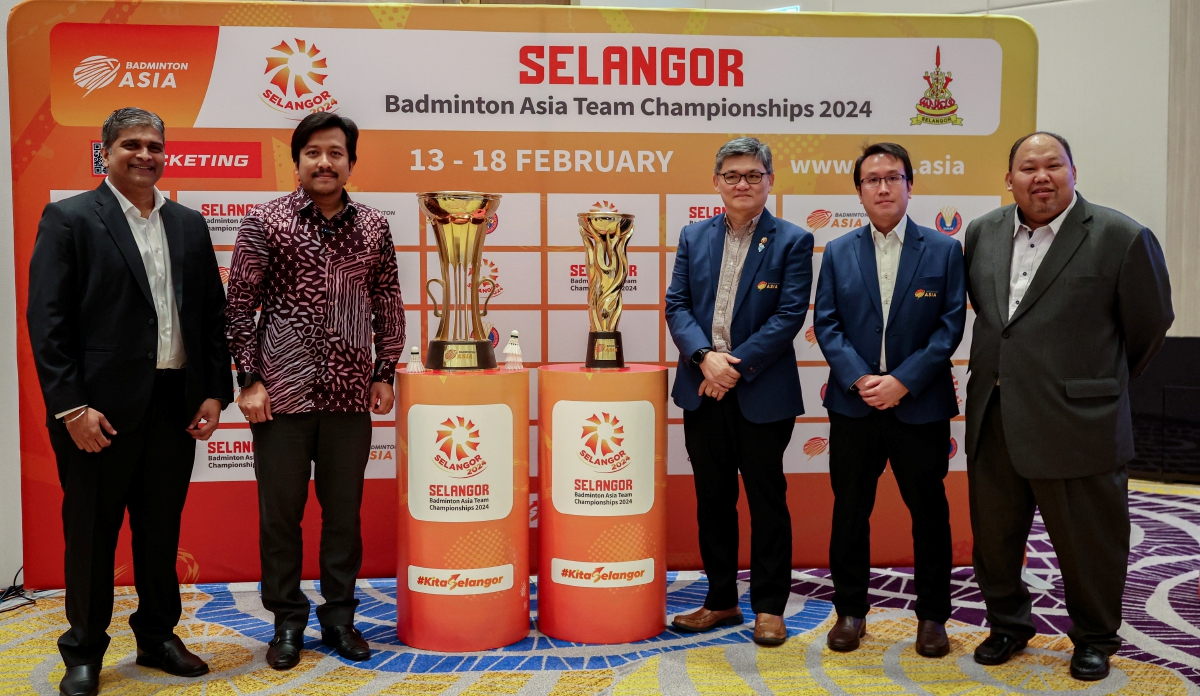 SETIAUSAHA Agung Persatuan Badminton Malaysia (BAM), Datuk Kenny Goh (tiga dari kanan) dan Najwan (dua dari kiri) bergambar selepas sidang media Majlis Perasmian Kejohanan Badminton Berpasukan Asia (BATC) 2024 hari ini. FOTO Bernama