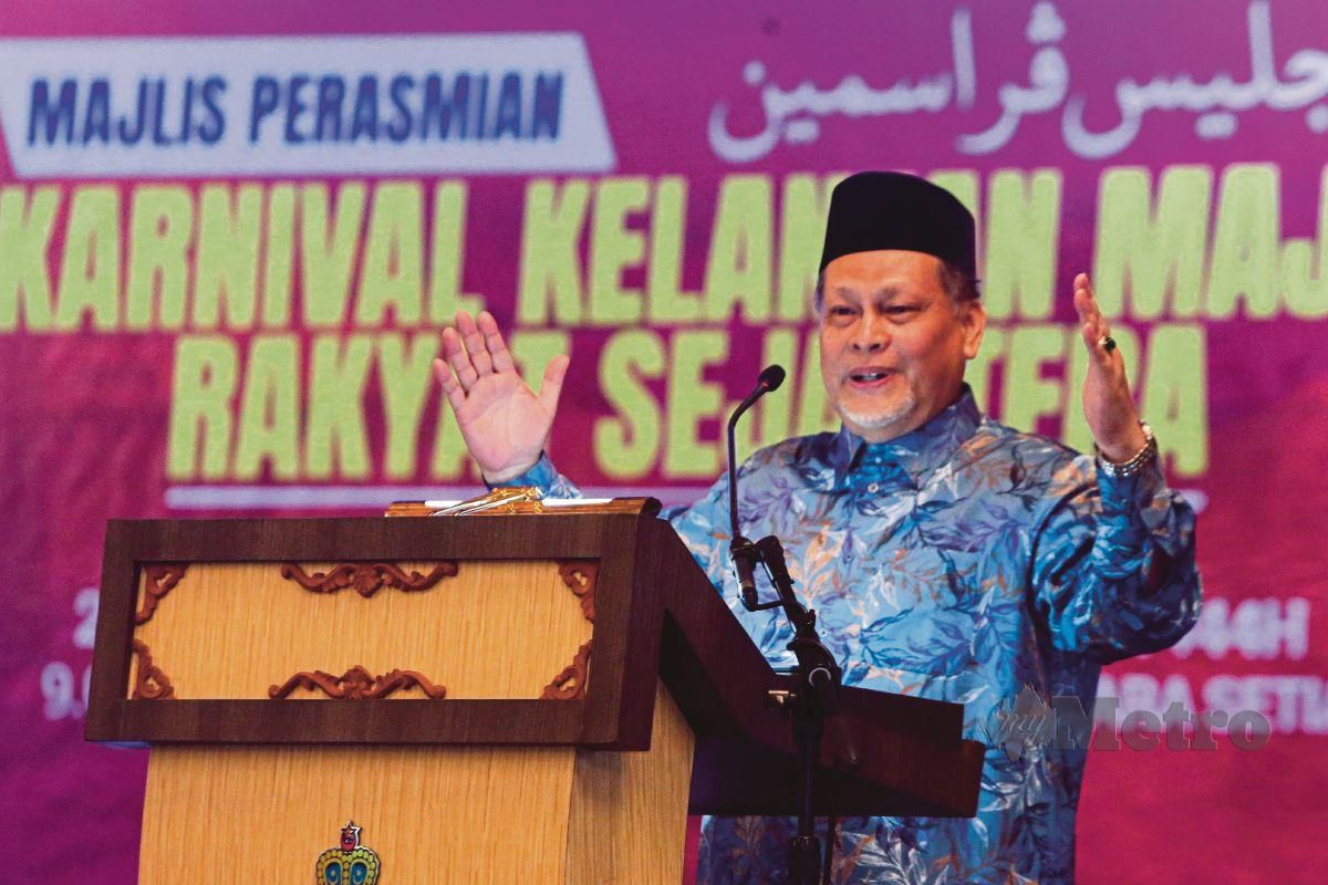 Amar Nik Abdullah menyampaikan ucapan  selepas merasmikan Karnival Kelantan Maju Rakyat Sejahtera di sini, hari ini. FOTO NIK ABDULLAH NIK OMAR