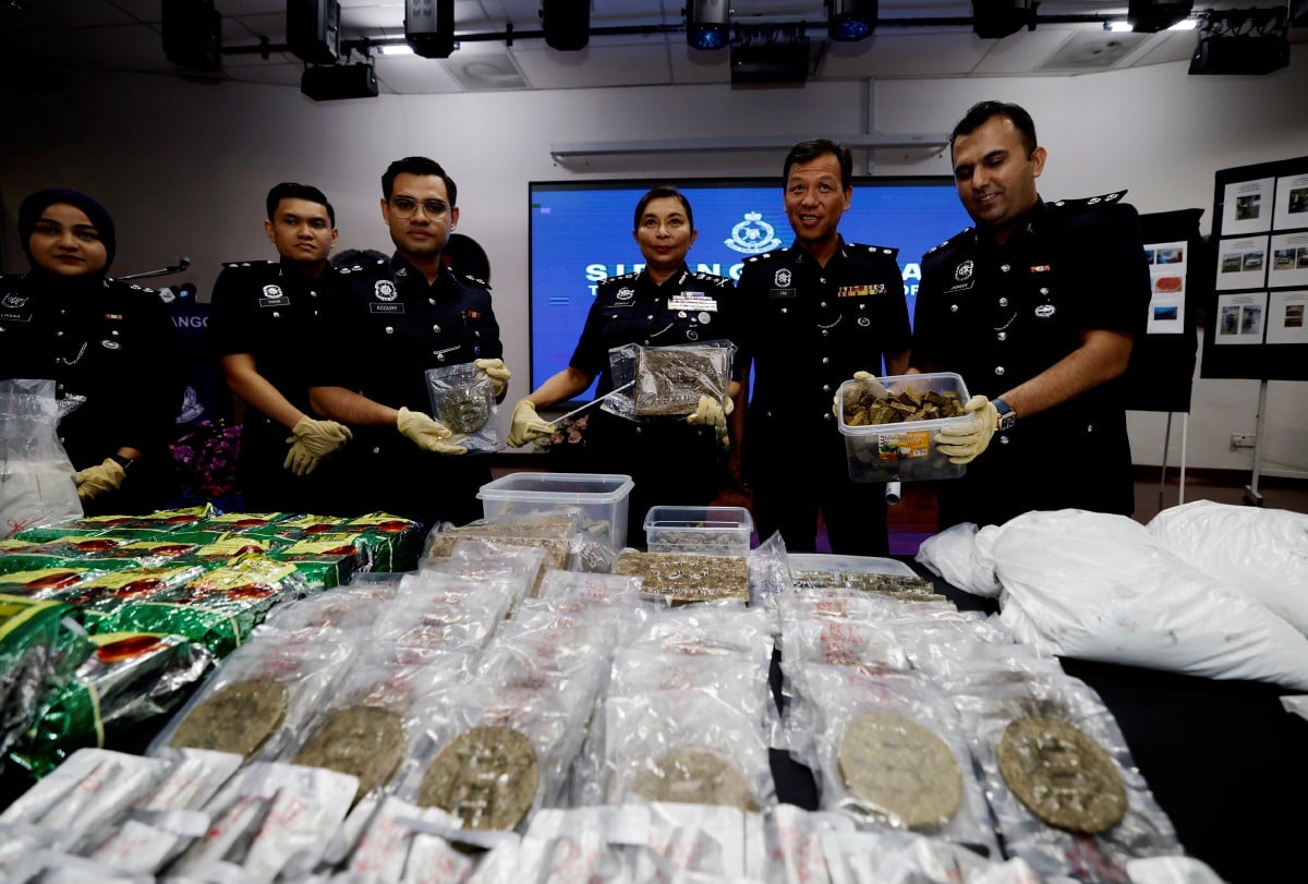 SASIKALA (tengah) menunjukkan dadah yang dirampas pada sidang media di IPK Selangor. FOTO Bernama 