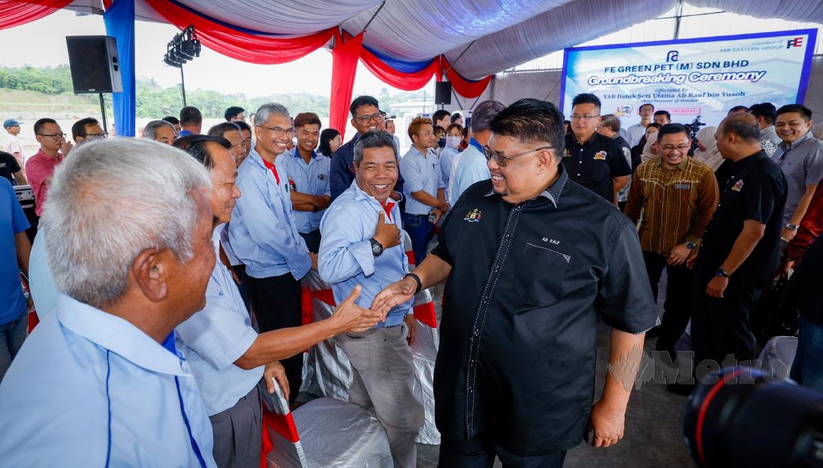 Ab Rauf Yusoh (tengah) disambut mesra sejurus tiba pada majlis Pecah Tanah FE Green PET (M) Sdn Bhd di Hicom Pegoh Industrial Park, hari ini. FOTO BERNAMA