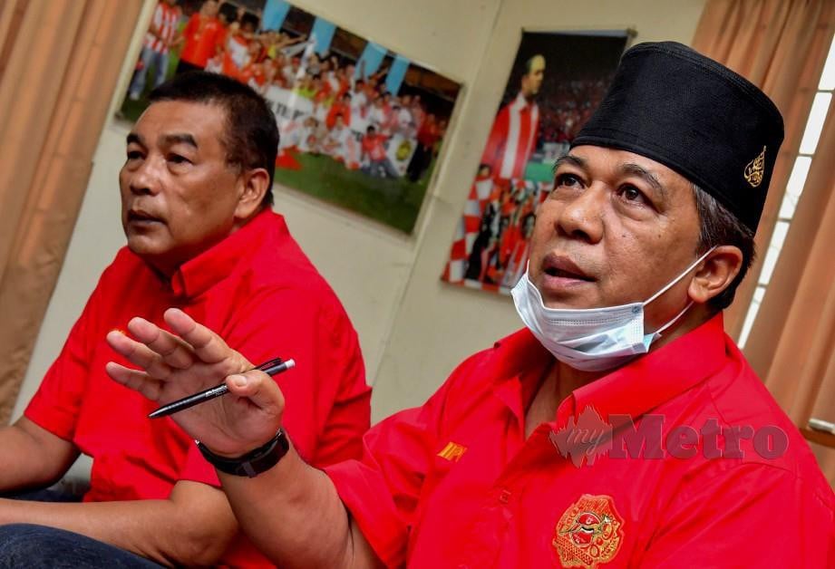 Datuk Seri Afandi Hamzah (kanan) didesak letak jawatan. 