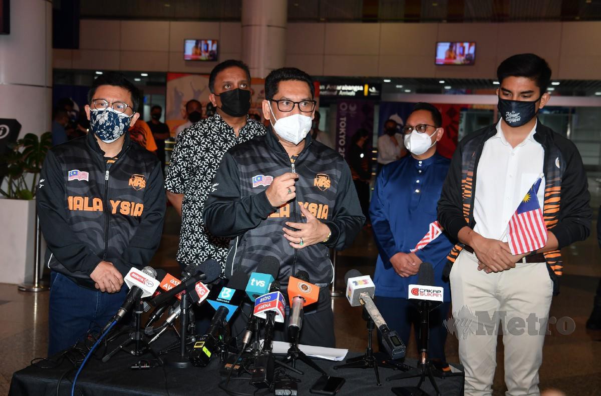 Faizal Azumu (tengah) bersama timbalannya Datuk Seri Ti Lian Ker (kiri) pada sidang media sewaktu menyambut kepulangan atlet Sukan Paralimpik 2020 di Lapangan Terbang Antarabangsa Kuala Lumpur (KLIA) hari ini. FOTO BERNAMA 