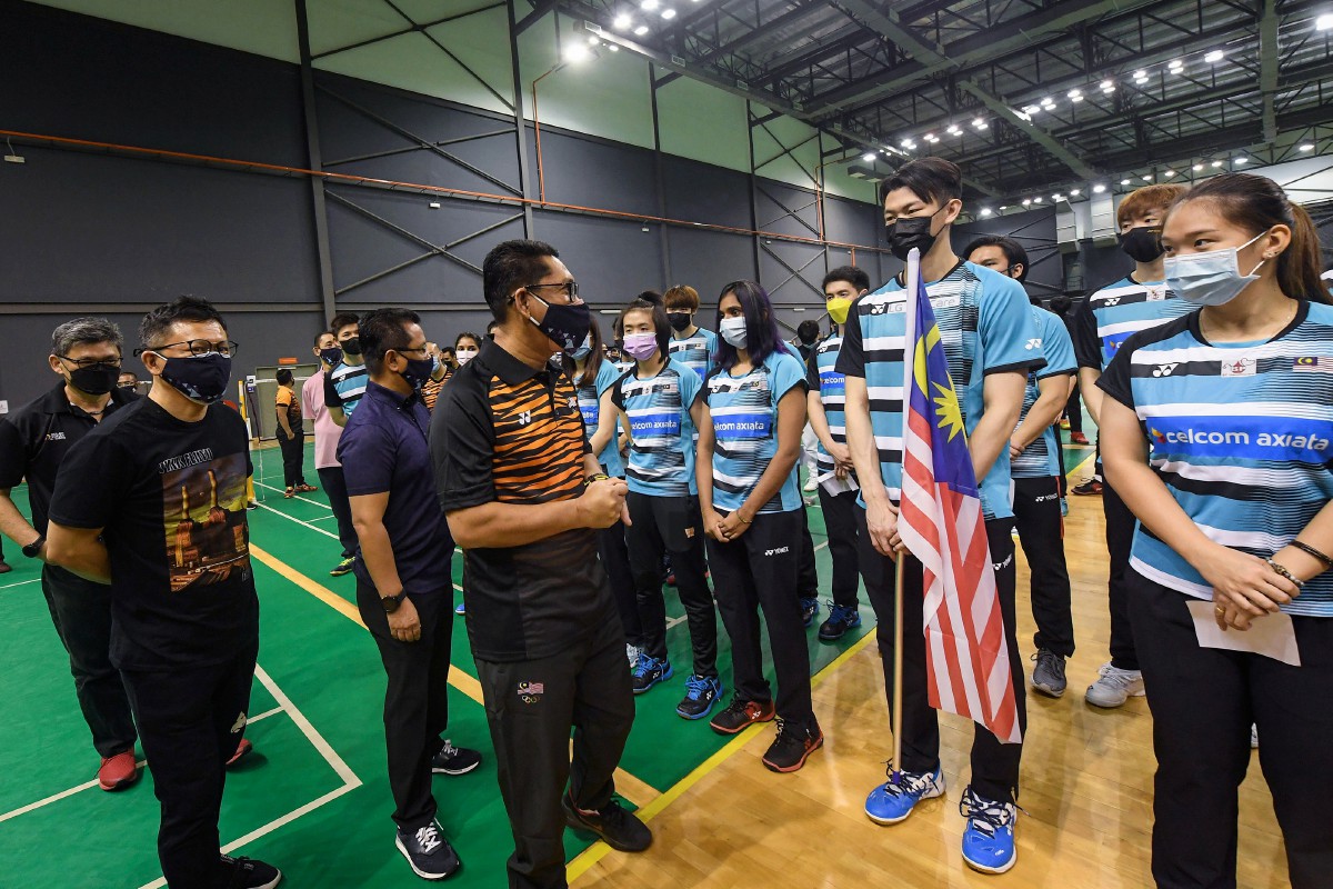Ahmad Faizal (depan, tiga kiri) beramah mesra bersama atlet badminton ketika melawat ke Akademi Badminton Malaysia di Bukit Kiara, hari ini. FOTO Bernama