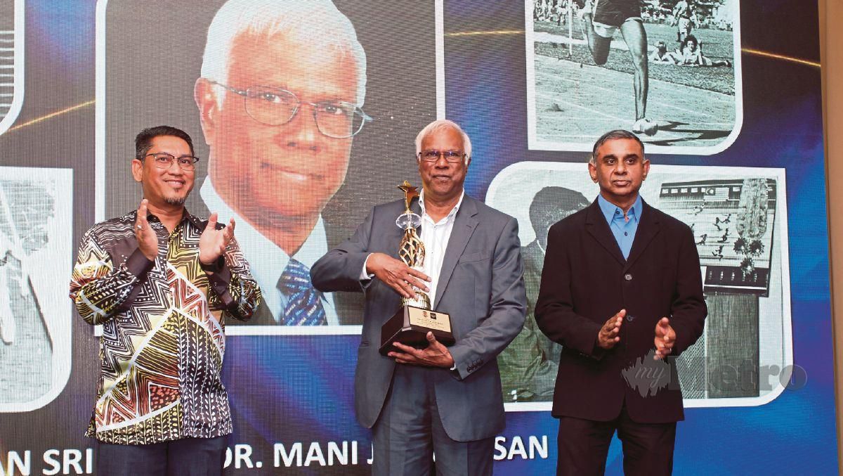 AHMAD Faizal (kiri) menyampaikan Anugerah Penghargaan kepada bekas atlet negara Tan Sri Dr Mani Jegathesan (tengah) pada Majlis Makan Malam Sambutan Lagenda Balapan dan Padang Sukan Olahraga Negeri Perak di Kelab Diraja Ipoh,  malam tadi. FOTO Bernama